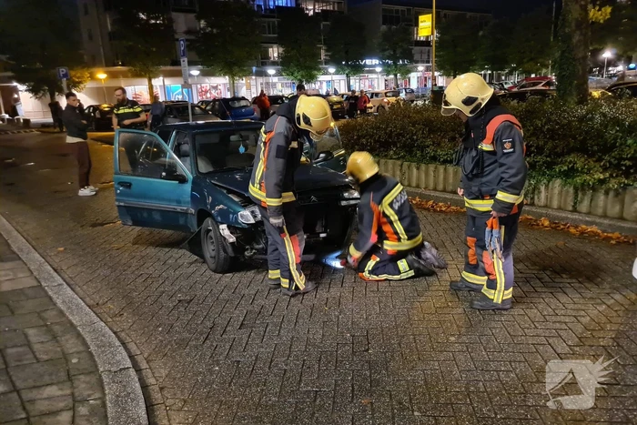 Automobilist ramt lantaarnpaal
