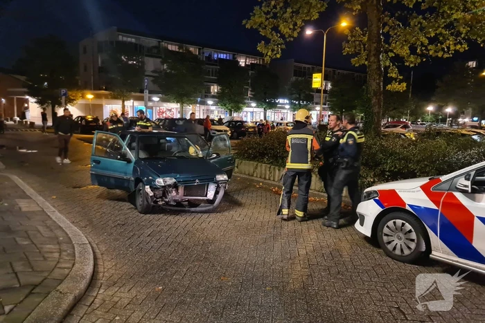 Automobilist ramt lantaarnpaal