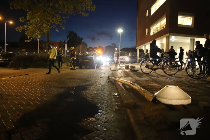 Automobilist ramt lantaarnpaal