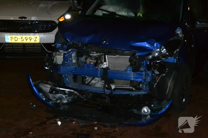 Veel schade na botsing tussen twee auto's