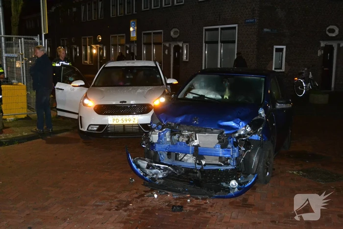 Veel schade na botsing tussen twee auto's