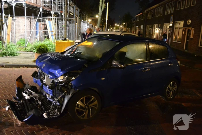 Veel schade na botsing tussen twee auto's