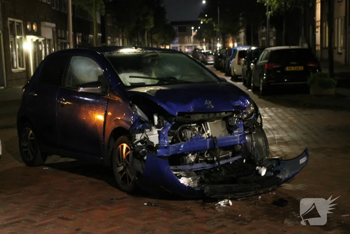 Veel schade na botsing tussen twee auto's