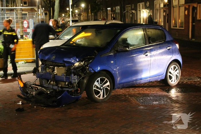 Veel schade na botsing tussen twee auto's