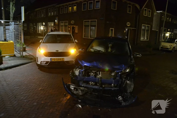Veel schade na botsing tussen twee auto's