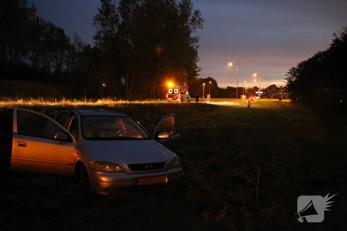 Auto belandt onderaan talud na schrikreactie