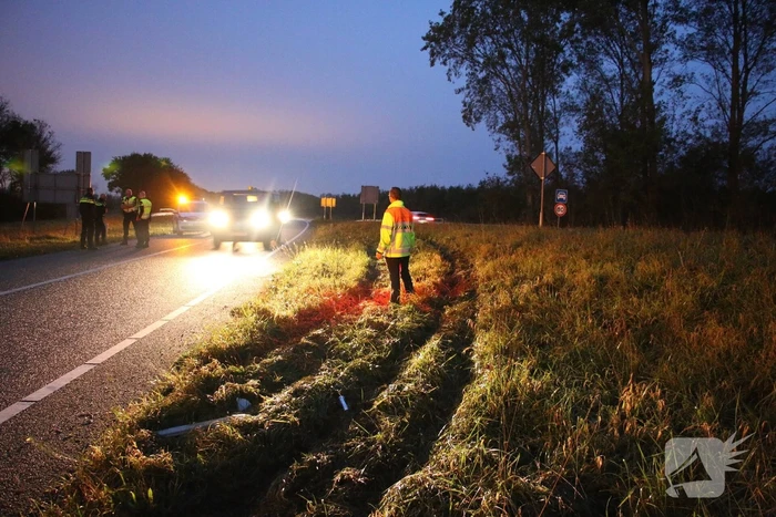 Auto belandt onderaan talud na schrikreactie