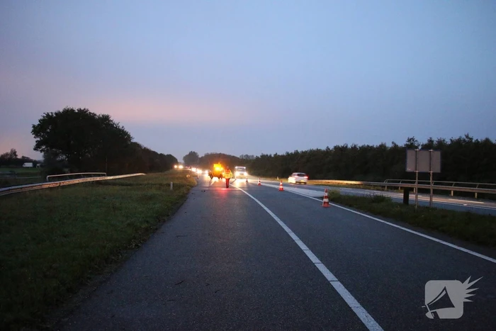 Auto belandt onderaan talud na schrikreactie