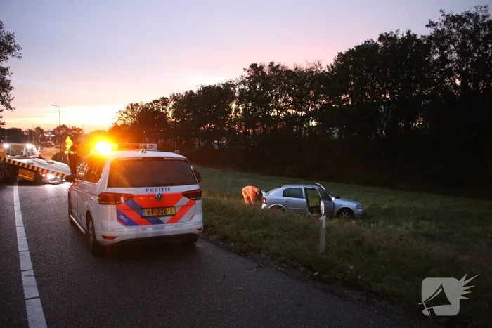 Auto belandt onderaan talud na schrikreactie
