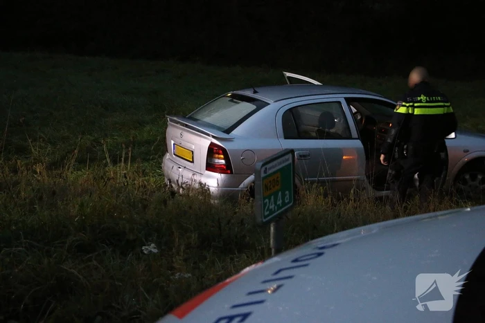 Auto belandt onderaan talud na schrikreactie