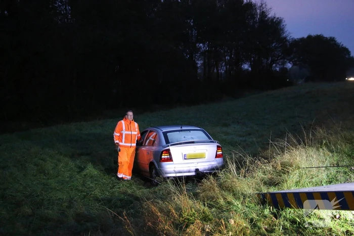 Auto belandt onderaan talud na schrikreactie