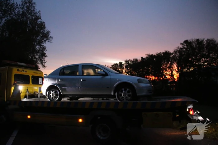 Auto belandt onderaan talud na schrikreactie