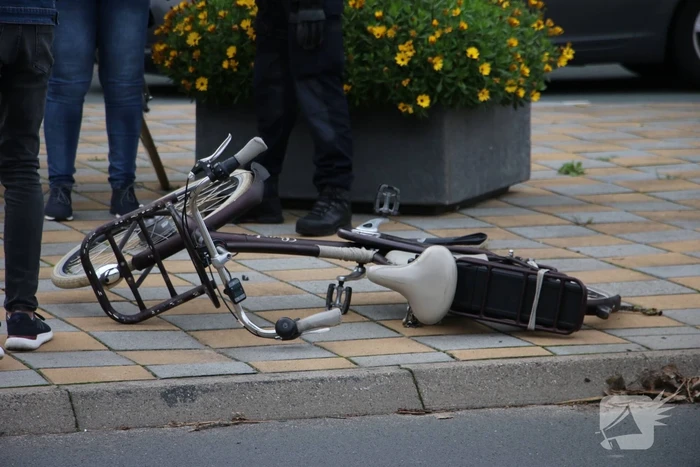 E-bikester gewond na aanrijding met auto