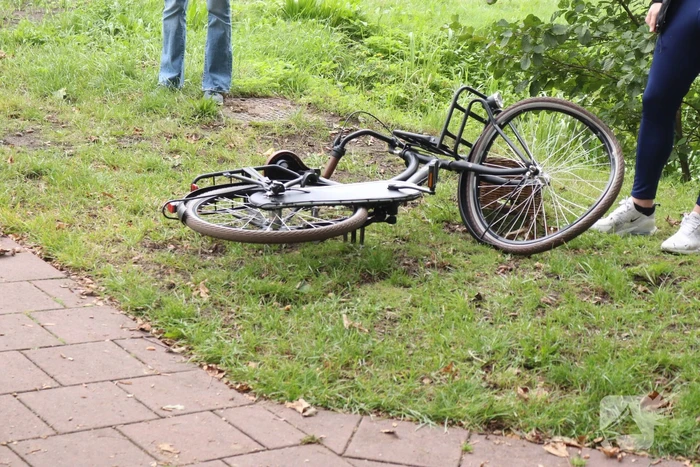Fietsster gewond na botsing met brommer op fietspad