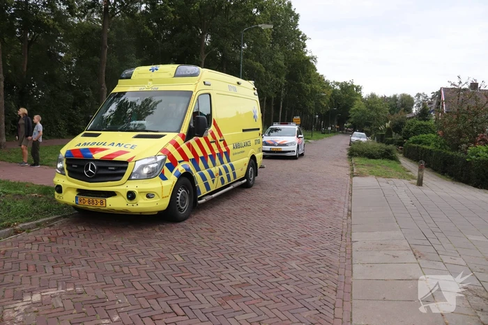 Fietsster gewond na botsing met brommer op fietspad