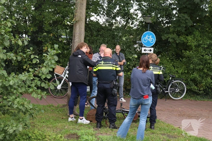 Fietsster gewond na botsing met brommer op fietspad