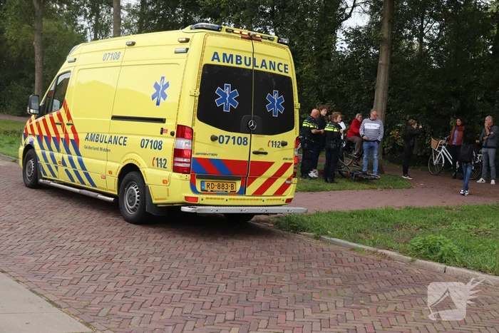 Fietsster gewond na botsing met brommer op fietspad