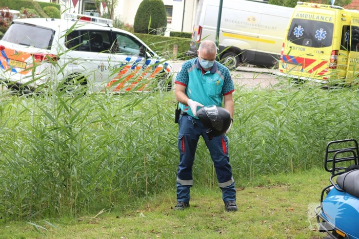 Fietsster gewond na botsing met brommer op fietspad