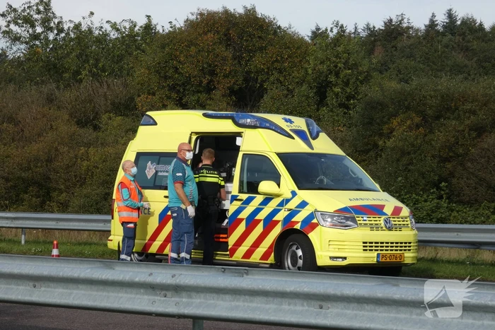 Auto slaat om na ongeval op snelweg