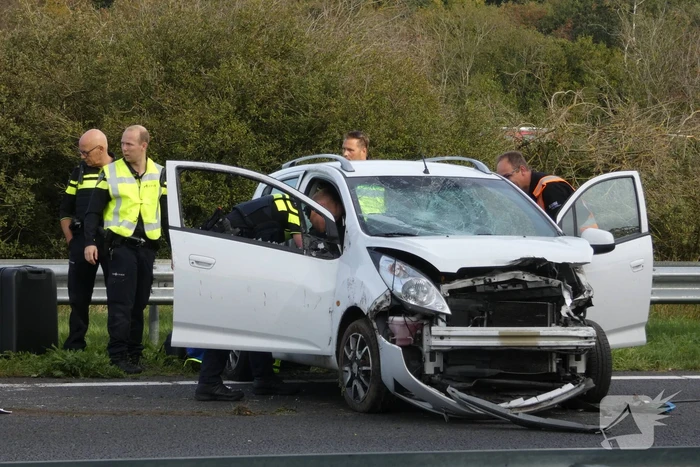 Auto slaat om na ongeval op snelweg