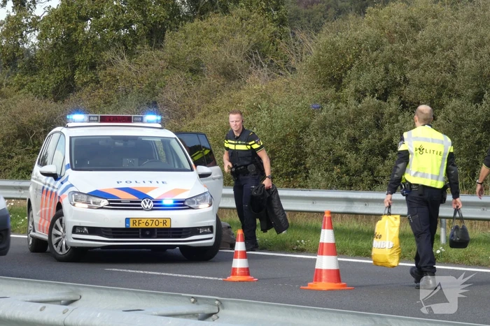 Auto slaat om na ongeval op snelweg
