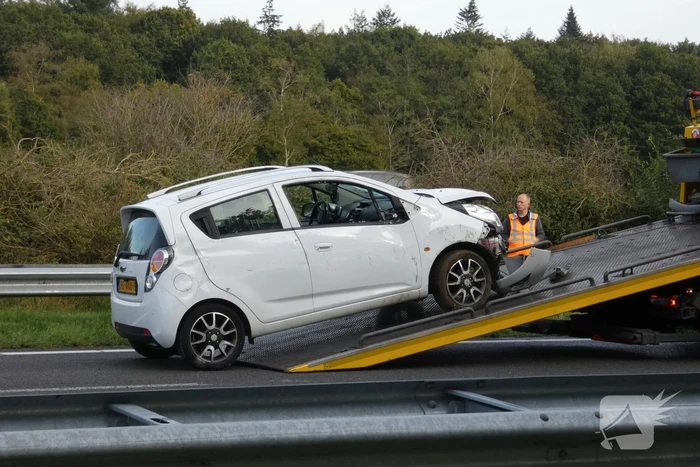 Auto slaat om na ongeval op snelweg