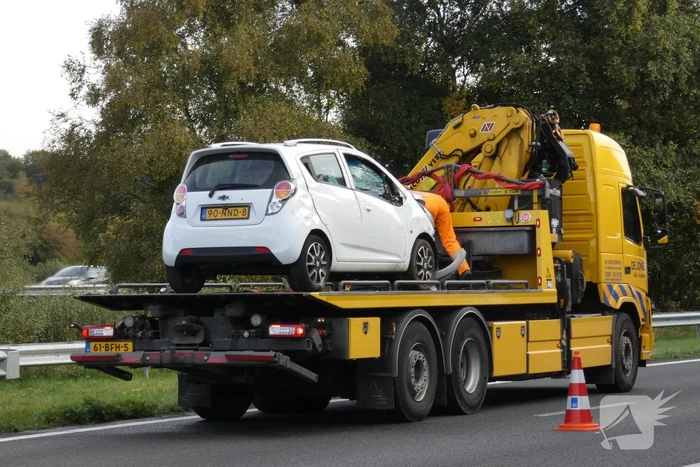 Auto slaat om na ongeval op snelweg