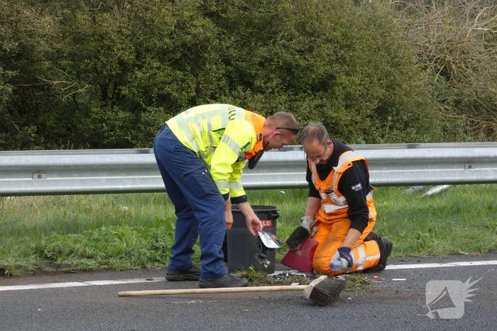 Auto slaat om na ongeval op snelweg