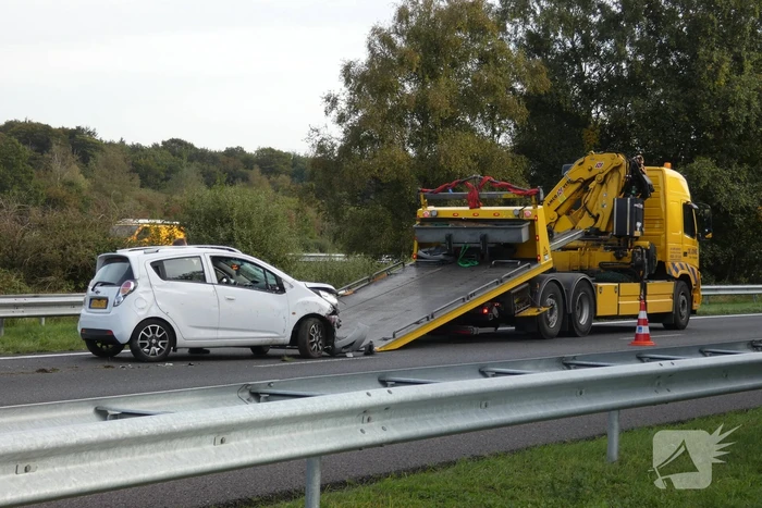Auto slaat om na ongeval op snelweg