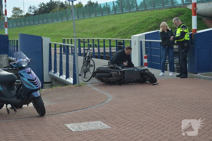 Twee scooterrijders botsen bij brug De Vaart