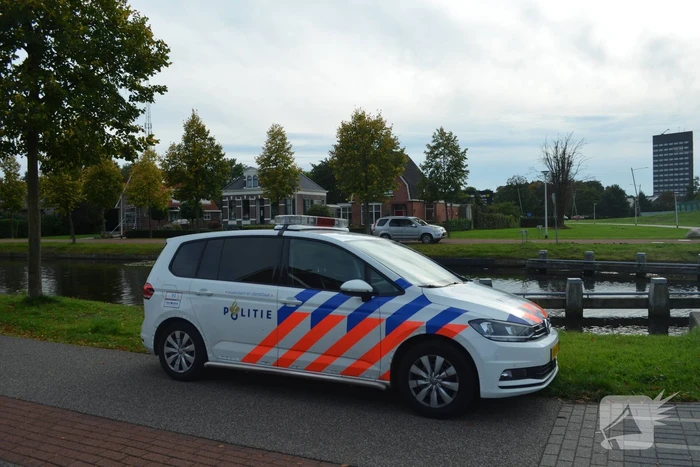 Twee scooterrijders botsen bij brug De Vaart