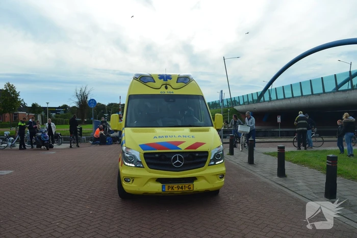 Twee scooterrijders botsen bij brug De Vaart