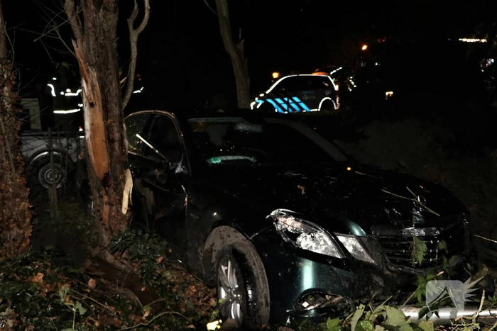 Automobilist verliest macht over het stuur en raakt boom