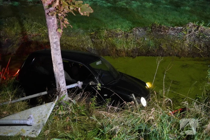 Auto raakt te water, bestuurder aangehouden