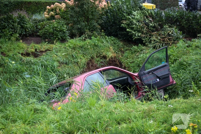 Auto belandt in sloot