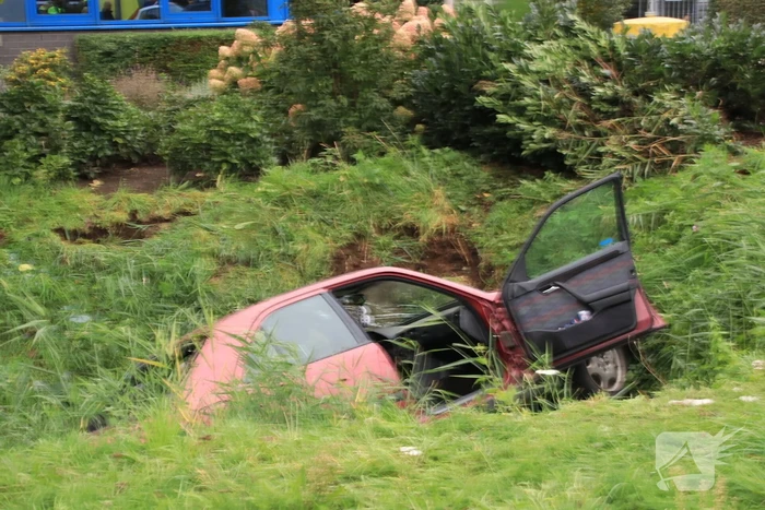 Auto belandt in sloot