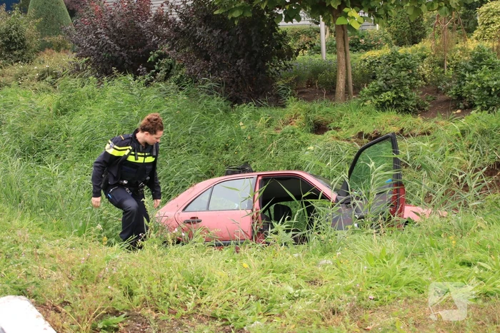 Auto belandt in sloot