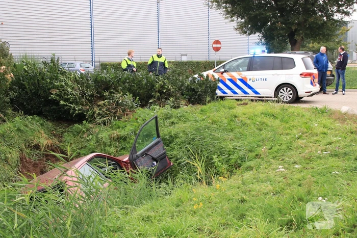Auto belandt in sloot