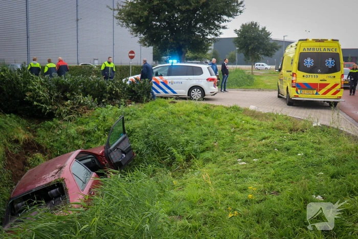 Auto belandt in sloot