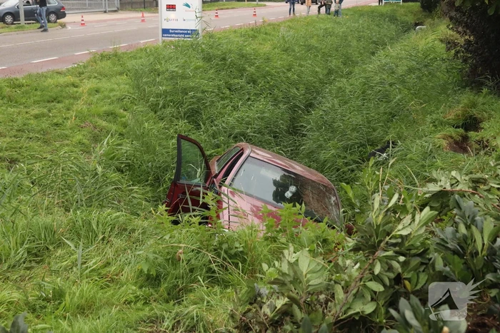 Auto belandt in sloot