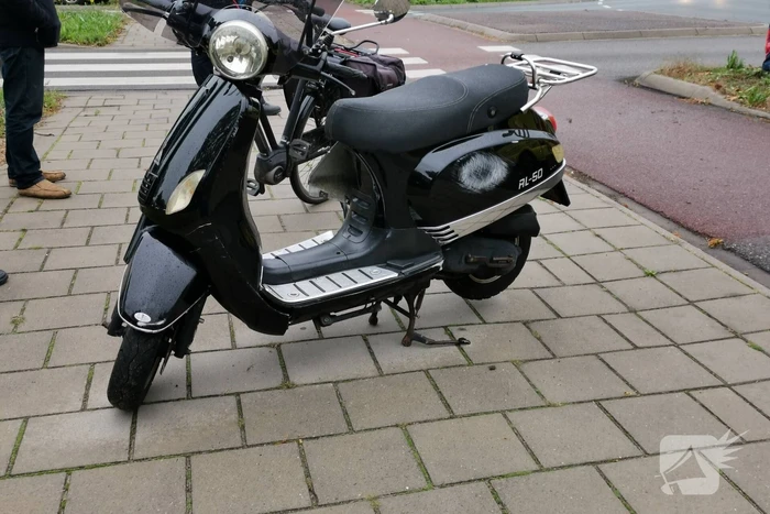 Opzittende scooter gewond na ongeval met auto
