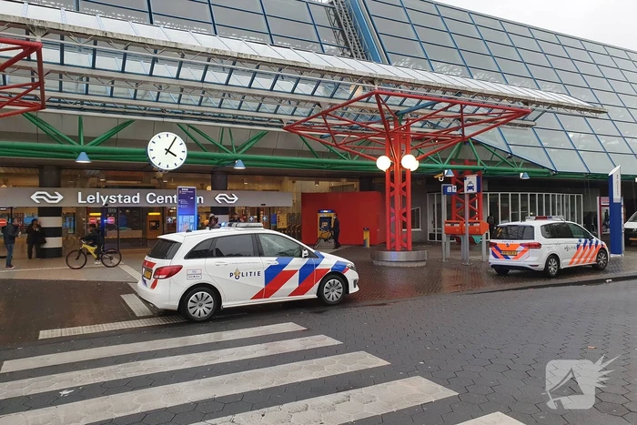 Persoon met verward gedrag van station gehaald