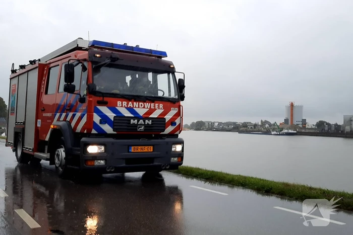 Automobilist belandt naast weg en durft auto niet uit
