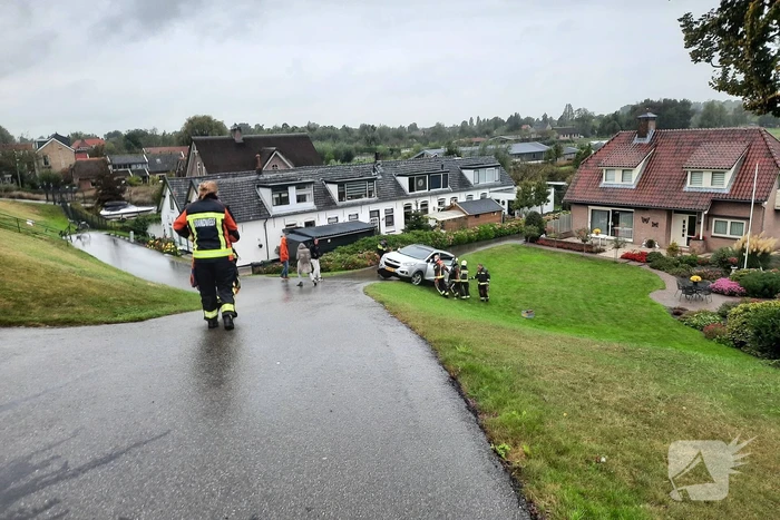 Automobilist belandt naast weg en durft auto niet uit
