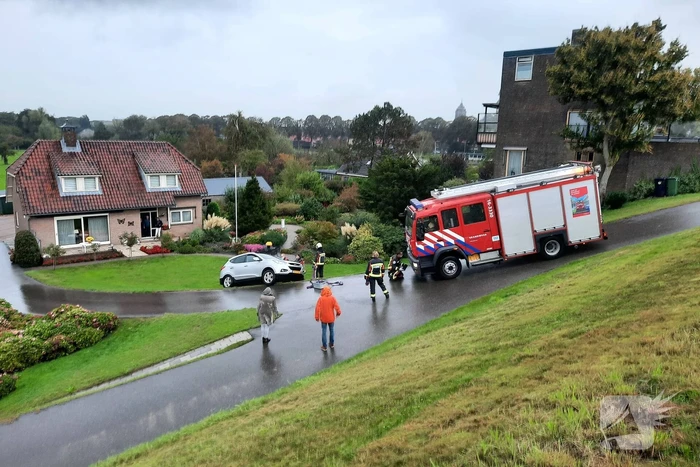 Automobilist belandt naast weg en durft auto niet uit