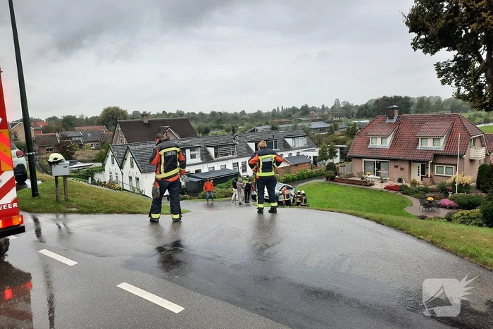 Automobilist belandt naast weg en durft auto niet uit