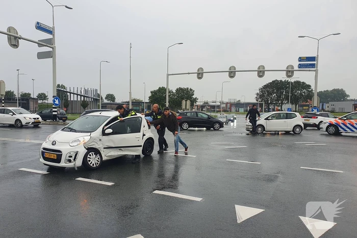 Veel schade bij aanrijding tussen twee auto's