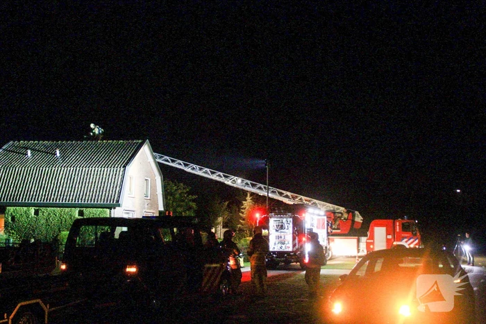 Brandweer controleert schoorsteen vanwege mogelijke brand