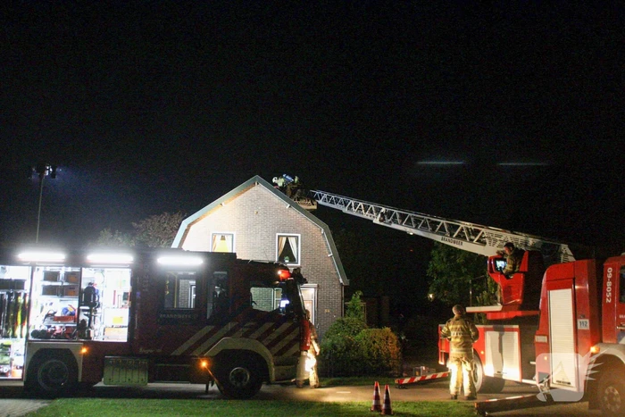 Brandweer controleert schoorsteen vanwege mogelijke brand