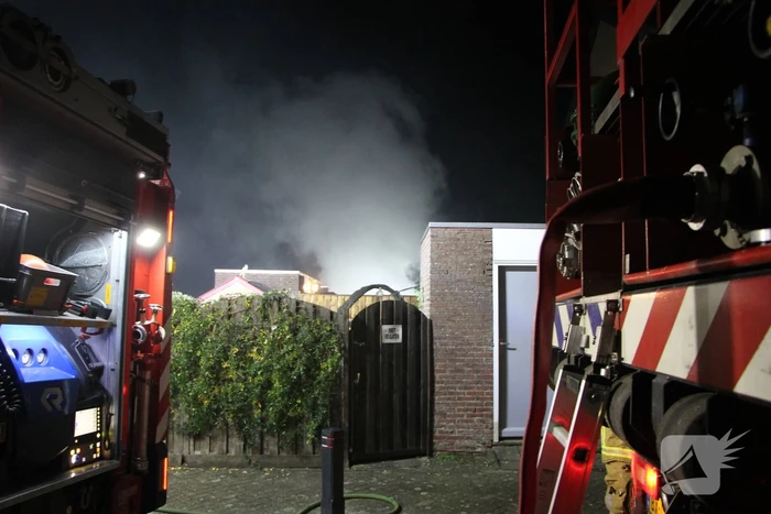 Uitslaande brand in twee schuren